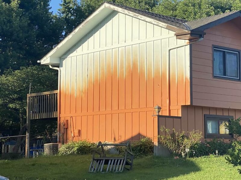 Před pár lety se rozhodli natřít dům na výrazně oranžovou, ale v půlce si to rozmysleli