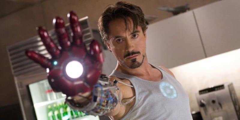 22) Iron Man (2008) – Start marveláckého filmového vesmíru, v němž se arogantní milionář transformuje v odvážného zametače vlastních problémů.