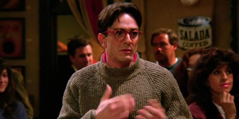 3) Hank Azaria se dvakrát ucházel o roli Joeyho. Pokaždé neúspěšně, nakonec však získal roli Davida, přítele Phoebe.