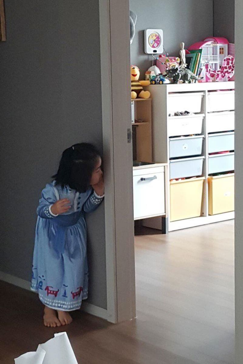 Viděla poprvé Příběh hraček, tak zamířila z pokoje s větou "Odcházím!" a pak za rohem sledovala, které hračky vylezou