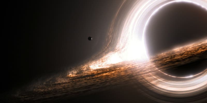 3) Černé díry - Příklad ve filmu Interstellar, kdy hl. postavy proletí blízko jedné z černých děr. V realitě ale černé díře nedokáže uniknout ani světlo, natož lidská posádka.