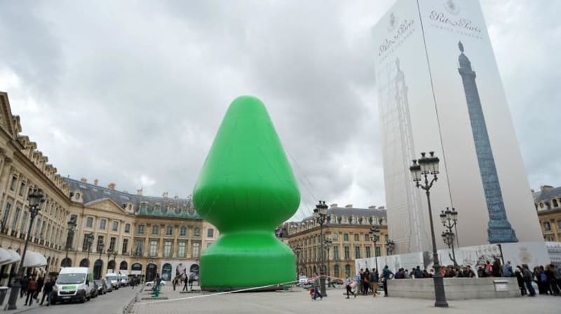 "Vánoční stromeček" na pařížském Place Vendome