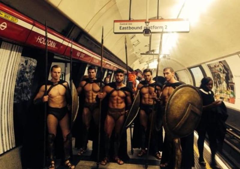 Nejlepší cosplay všech dob? Takhle ovládli londýnské metro polonazí Sparťané z 300! - Obrázek 6