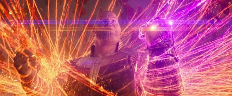 Kdykoli Thanos použije Rukavici nekonečna, vždy se na ní rozsvítí právě používané Kameny nekonečna. Zde používá Kámen duše, aby odhalil, která projekce Dr. Strange je pravá a pak Kámen moci, aby iluzi zlomil