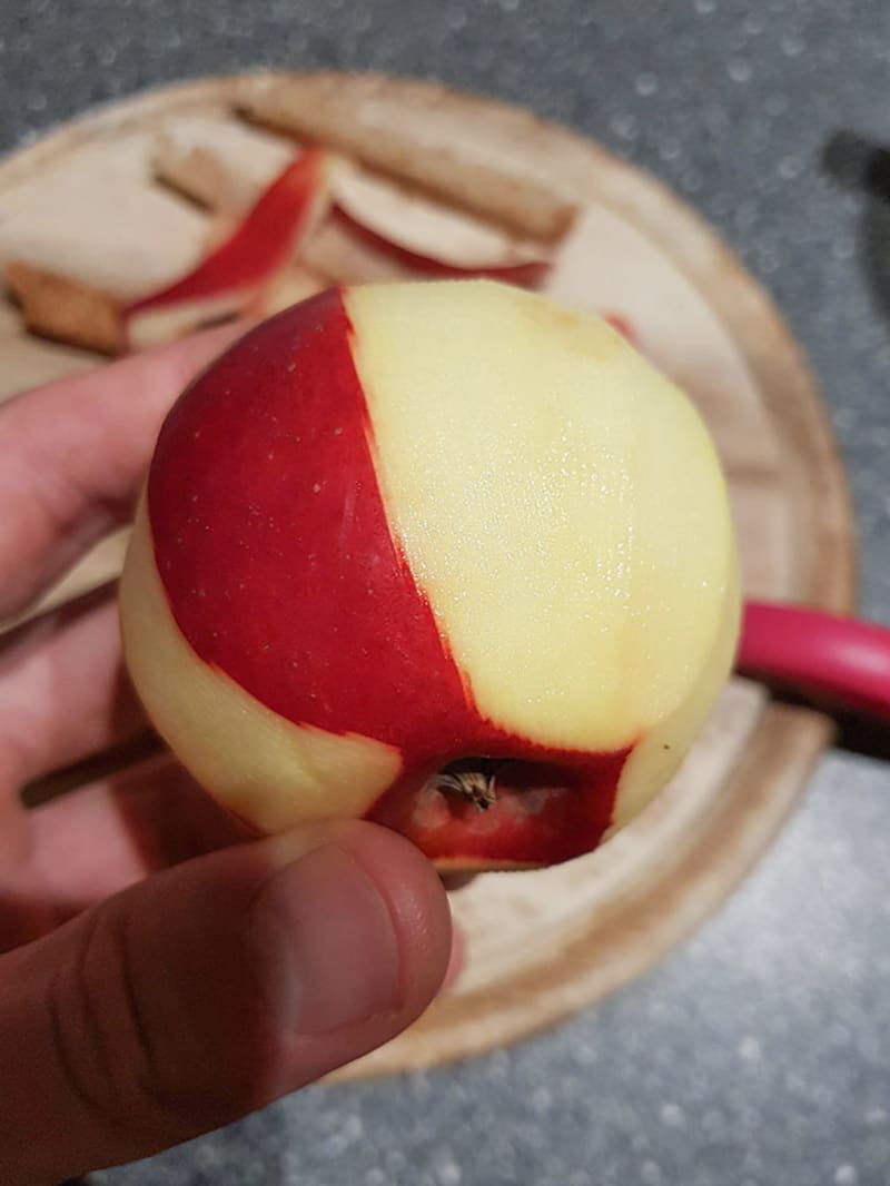 Oškrabané jablko vypadá, jak kdyby bylo rozpixelované
