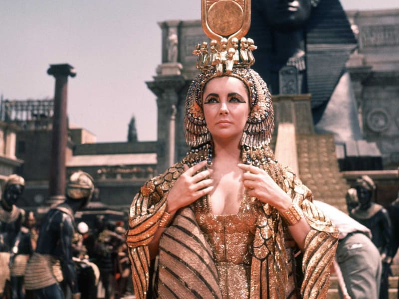 Takto jako Kleopatra vypadala americká herečka Elizabeth Taylorová ve filmu z roku 1963.