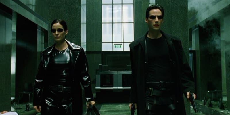 Matrix (1999) – Akční klasika, ve které se Keanu Reeves stává vyvoleným a musí vyrvat lidstvo ze spárů armády strojů.