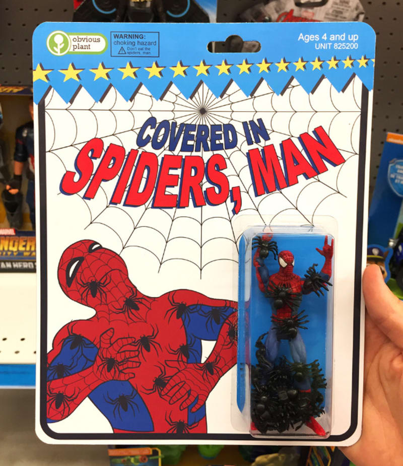 Muž pokrytý pavouky
