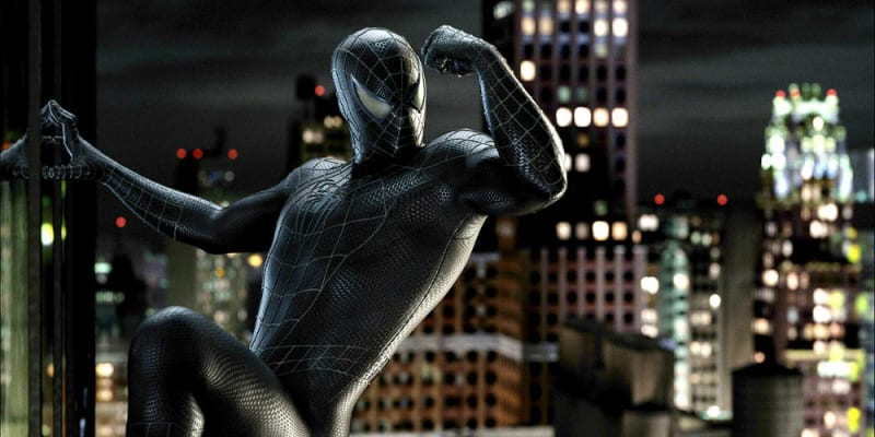 2) Spider-Man 3 (2007) - Většina lidí se shoduje, že problém třetího Spider-Mana byl v tom, že toho v něm bylo prostě moc. Na druhou stranu, když to fungovalo? Navíc černý Spidey byl vyloženě super a Gwen Stacey zase super sladká, prostě OK film.