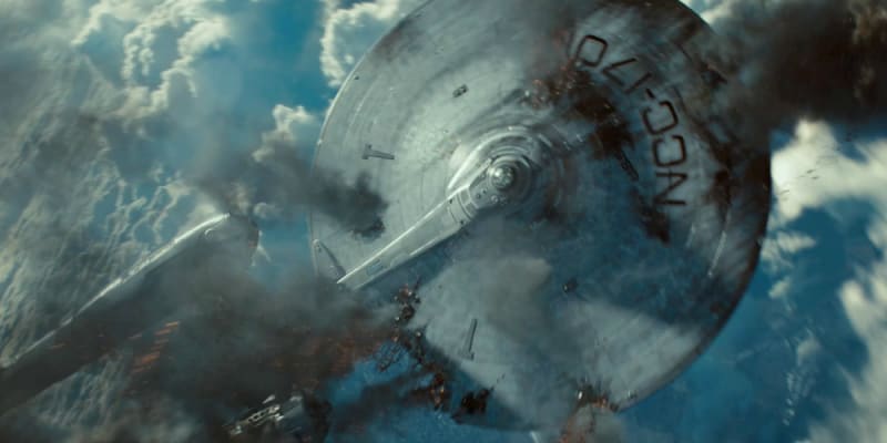 1) Gravitace - Příklad ve filmu Star Trek: Do temnoty, kdy Enterprise vypadne hl. reaktor a loď začne být přitahována zemskou gravitací. Ve skutečnosti je ale loď natolik vzdálená, že by padala 3 dny.