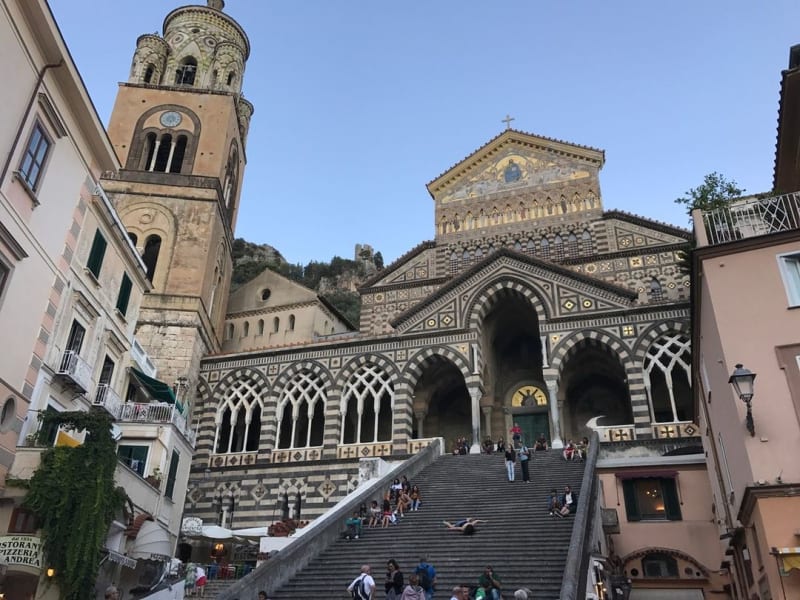 Na schodech katedrály v Amalfi, Itálie