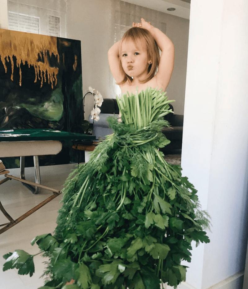 Holčička oblečená jen v rostlinách je módní hvězdou internetu! 1