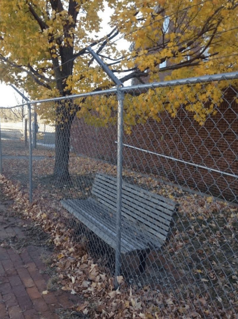 Určitě máte větší smysl než tahle lavička.