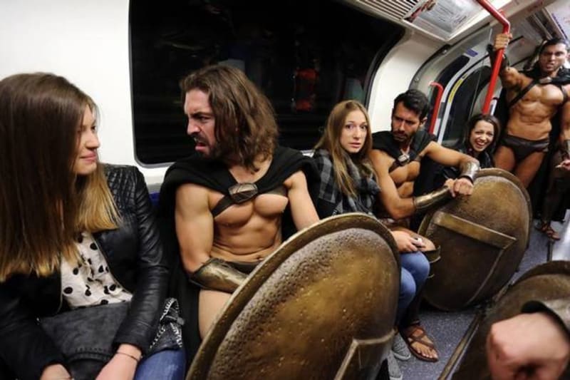 Nejlepší cosplay všech dob? Takhle ovládli londýnské metro polonazí Sparťané z 300! - Obrázek 10