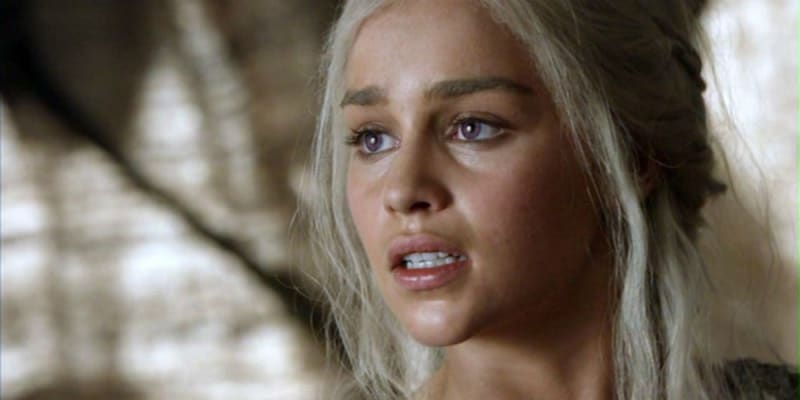 7) Pokud vám na obrázku něco nesedí, tak koukáte správně. Daenerys v seriálu ve skutečnosti nemá fialové oči, kdyby ale vypadala tak, jak je rod Targaryenů v knihách popisován, vypadala by nějak takhle.