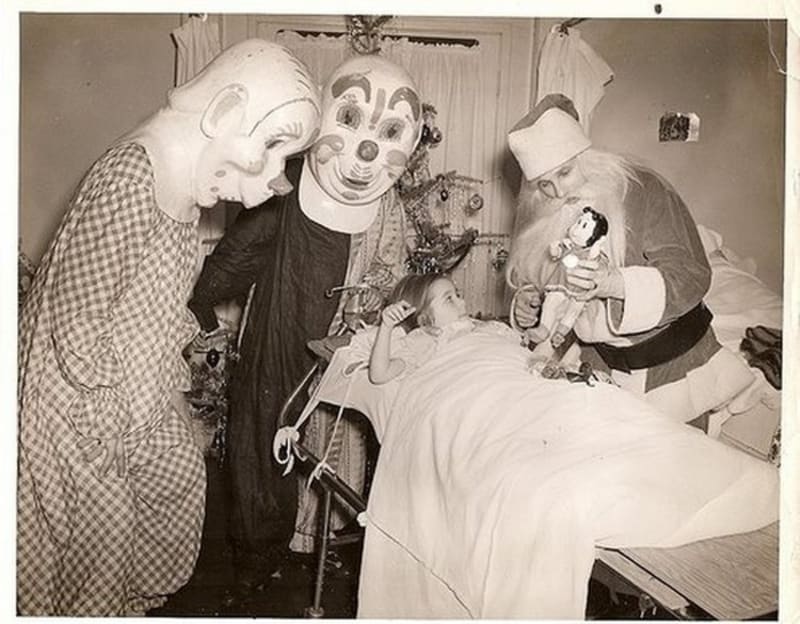 Santa a klauni v dětské nemocnici (50. léta)