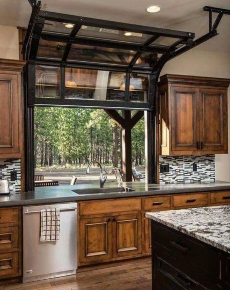Kuchyňské okno v garážovém stylu