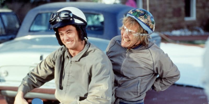 Blbý a blbější (1994) - Dvojice Jim Carrey a Jeff Daniels si v tomhle legendárním snímku zahrála dva hlupáky, kteří se vydají napříč Amerikou, aby vrátili ztracený kufřík plný peněz. Nic na tom, že sami jsou chudí a opravdu, ale opravdu hloupí.