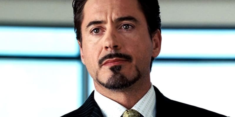 9) Závěr filmu, v němž Tony přizná, že je Iron Man, byl štábu a komparzistům vysvětlen jako snová sekvence, aby ho nikdo neprozradil.