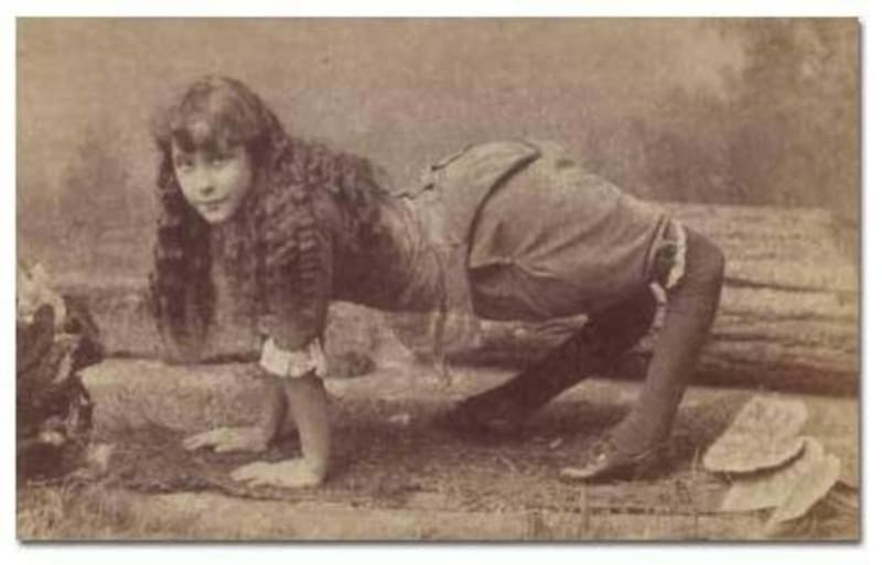 Ella Harper se narodila se vrozenou vadou v kolenech. Vystupovala v zábavných show jako Velbloudí dívka. (cca. 1885)
