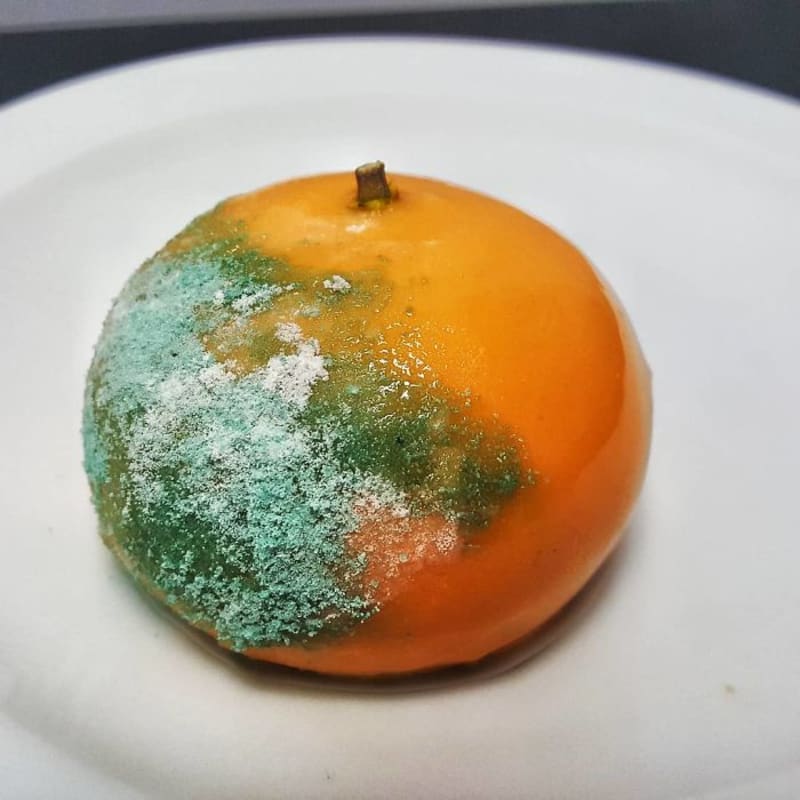 Pomerančový dezert ve stylu parfait, sladký sněhový poprašek
