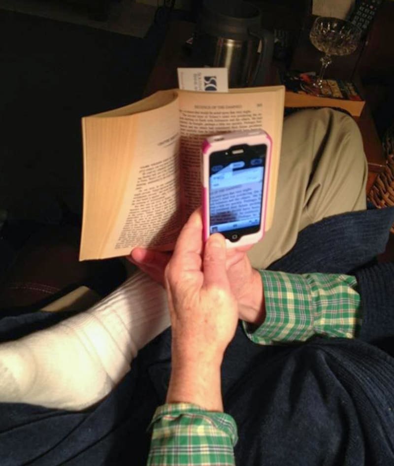 Táta čte knížku přes foťák na telefonu... prý aby vyzkoušel, jaký by to bylo přes čtečku