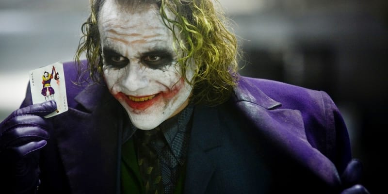 2) Joker z Temného rytíře – Fenomenální záporácká kreakce Heatha Ledgera nebude nikdy zapomenuta. Už proto, že jí populární herec vlastně obětoval svůj život
