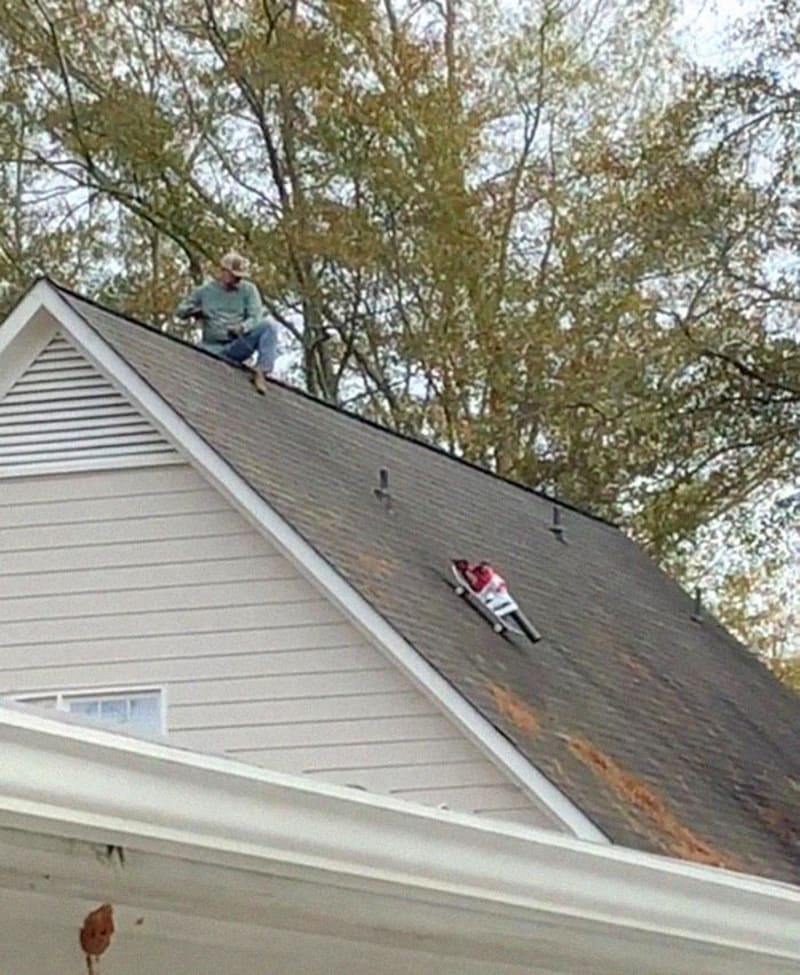 Fukar listí na skateboardu - ideální čistič střechy