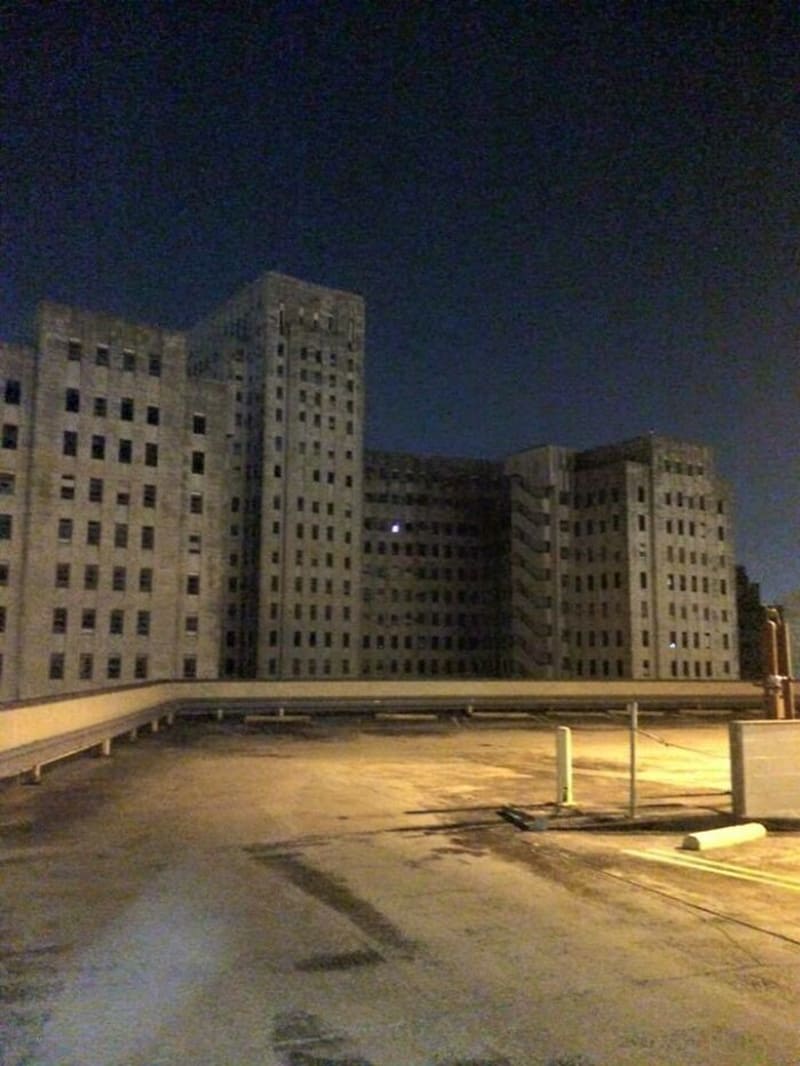 Když se v opuštěné nemocnici uprostřed noci rozsvítí jediné okno