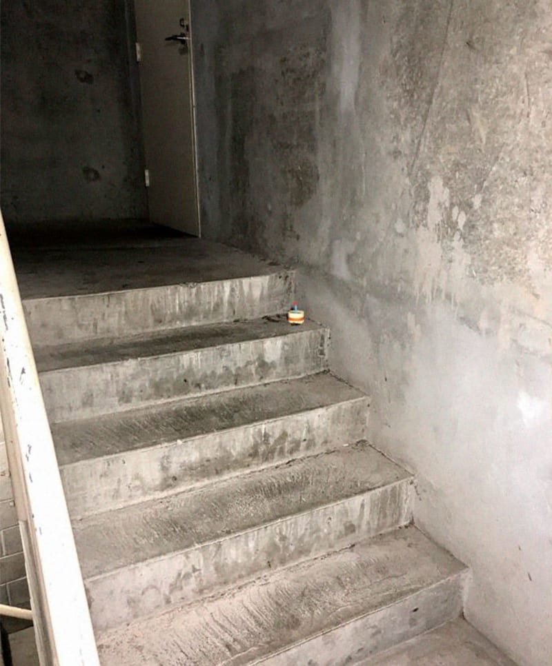 Na schodech do pracovny míjel mrtvého švába