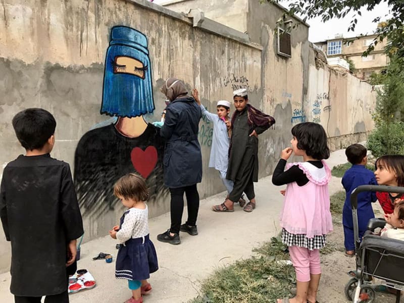 Emotivní obrazy od první afghánské pouliční umělkyně 2
