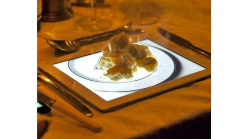 Nová doba... jablečný dezert servírovaný na iPadu s fotkou talíře