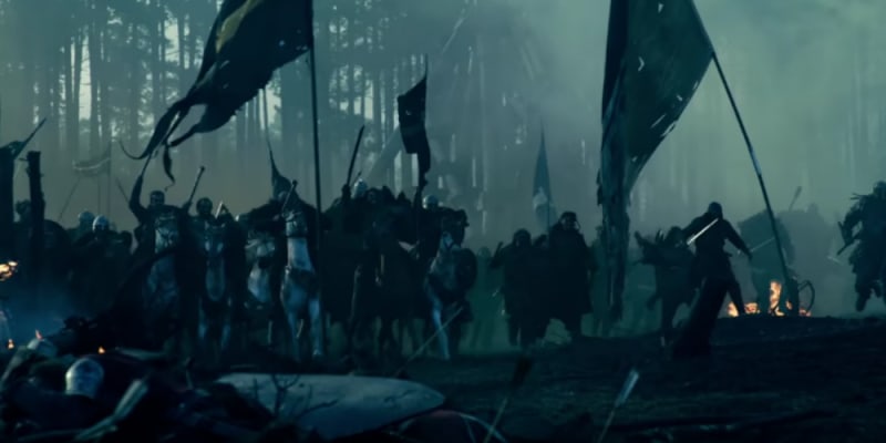 1) Ve filmu se odehraje obří bitva na koních, která je situovaná do staré Anglie