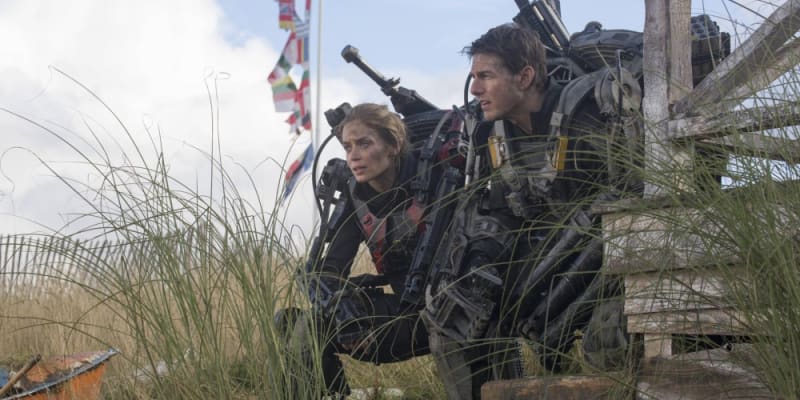 Na hraně zítřka (2014) – Akční sci-fi, v níž prakticky nesmrtelný Tom Cruise odráží mimozemskou invazi.