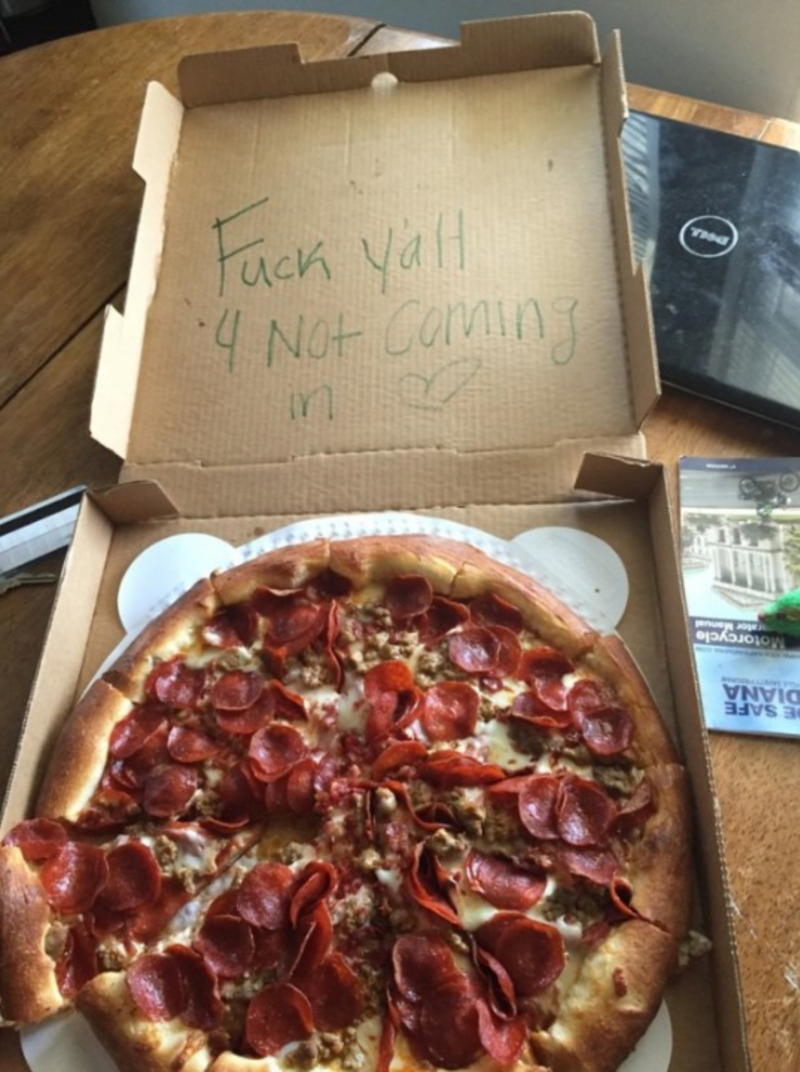 Tenhle týpek doručující pizzu, co poslal vzkaz svým kámošům, že se za ním nestavili