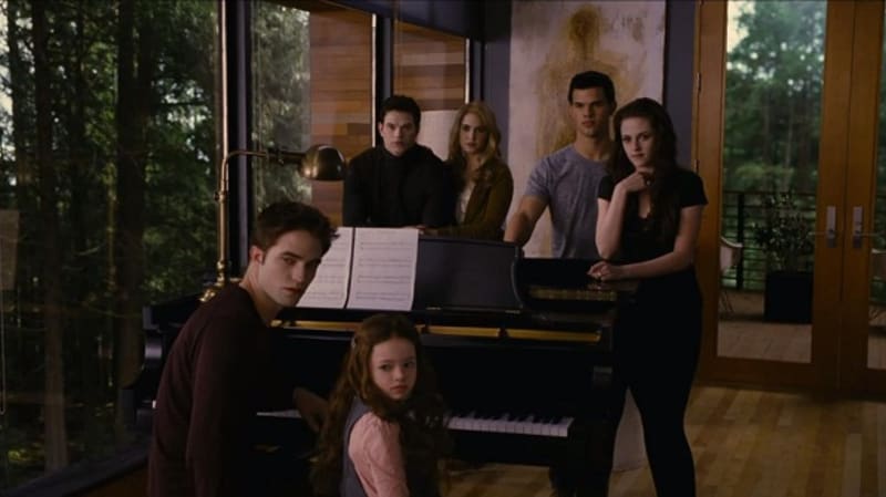 Herec Robert Pattinson ve filmu hrál známou píseň na piano skutečně sám