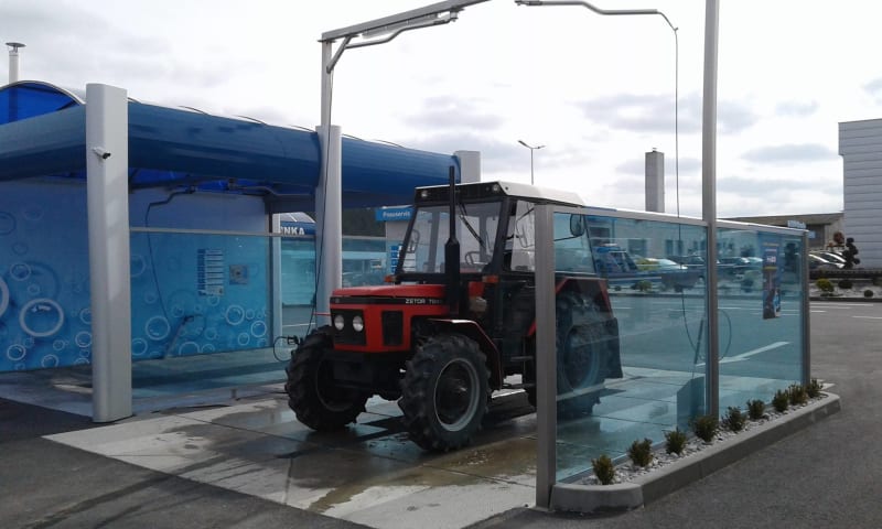 Myčku na traktory a nákladní auta brzy doplní nejvyšší myčka v ČR, kam se vejdou auta i s čtyřmetrovou výškou