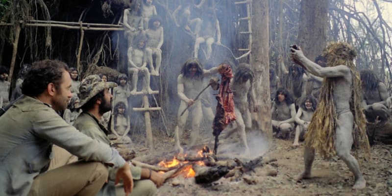 Kanibalové (1980) - Tenhle skoro až dokumentární snímek zachycuje partu dobrodruhů, kterak naruší život jednoho starodávného kanibalského kmene. Netřeba dodávat, že toho pak škaredě litují.