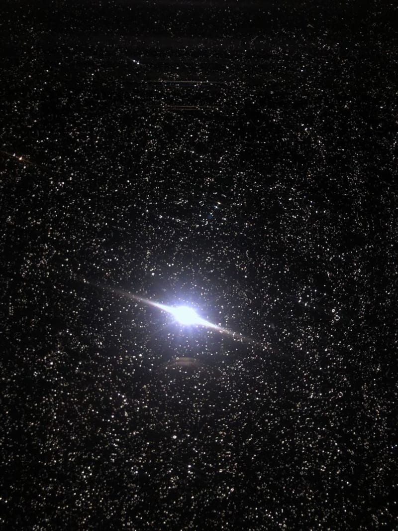 Vyfotil s bleskem noční okno v dešti - vypadá jako vzdálená galaxie a miliony hvězd