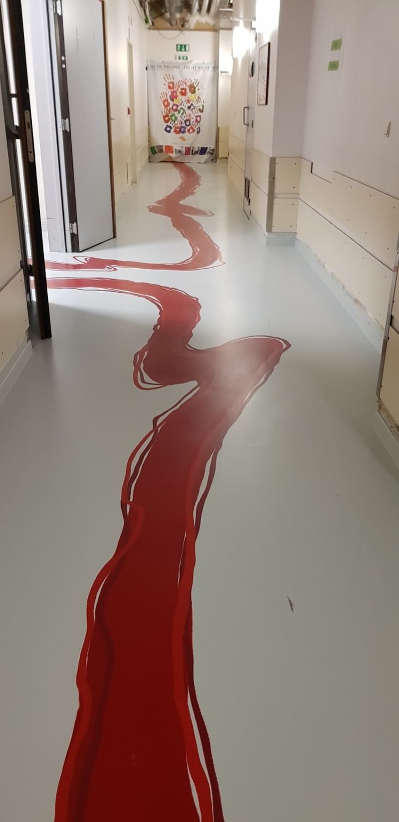 Tahle podlaha v nemocnici vyvolává nepříjemné asociace