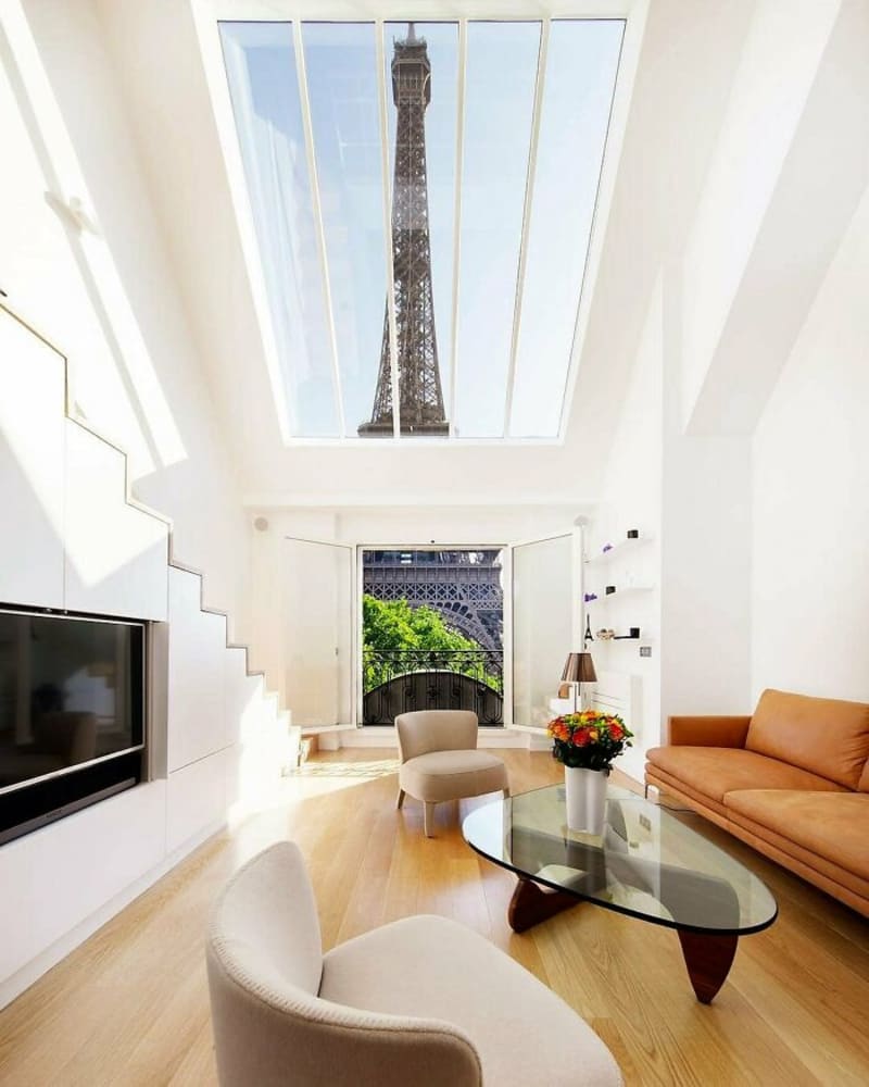 Obývák s výhledem na Eiffelovku