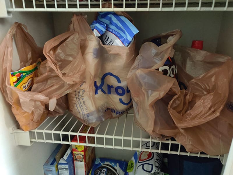 Takhle moje přítelkyně vykládá nákup do lednice.