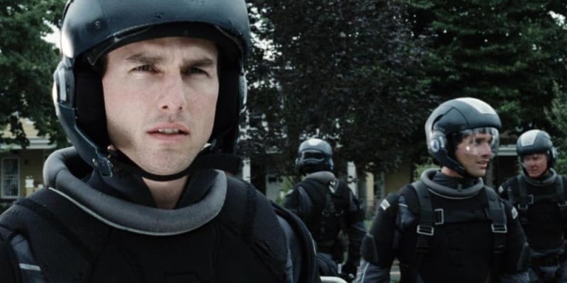 19) Minority Report (2002): Akční thriller, v němž je Tom Cruise obviněn ze zločinu, který ještě nespáchal, a musí se dát na útěk