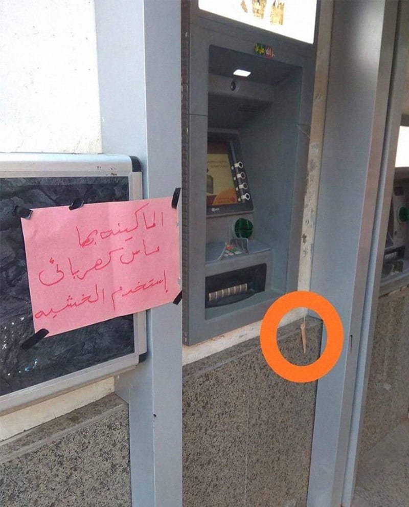 Papír u egyptského bankomatu říká - "Bankomat probíjí, použijte dřevěnou hůlku!"