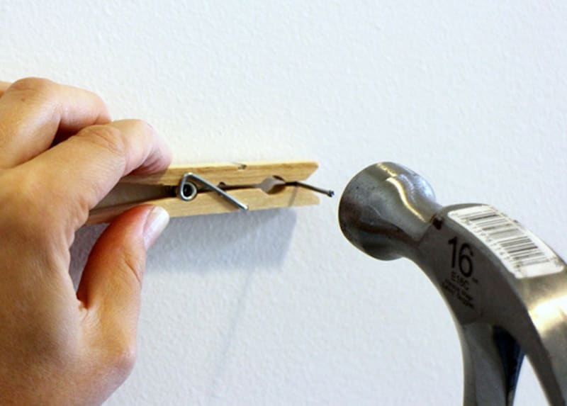 Kolík pro bezpečné zatloukání hřebíků