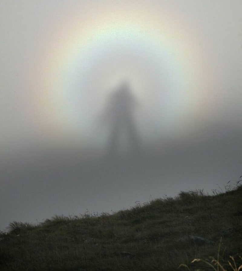 Brockenské strašidlo - tak se jmenuje jev, kdy se zvětšený stín pozorovatele promítne na mraky, většinou vysoko v horách