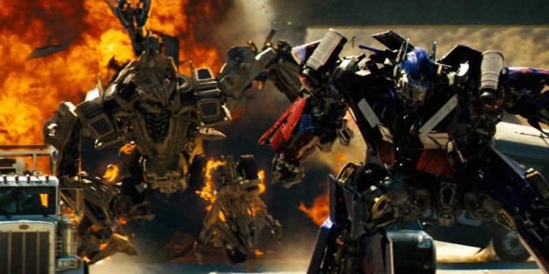2) Transformers (2007): Popcornová špička, v níž Michael Bay oživil Autoboty a Decepticony a nechal je zápasit o naši planetu