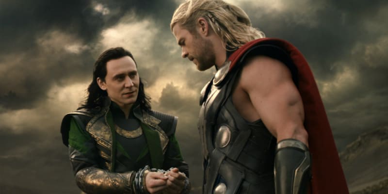 4) Thor: Temný svět (2013) - Dvojka Thora nesklidila kdovíjaký úspěch, přesto na ní nacházím jen minimum špatného. Roztomilá Natalie Portman, vtipkující Loki, dobrá akce, skvělý soundtrack, prostě naprosto funkční film.