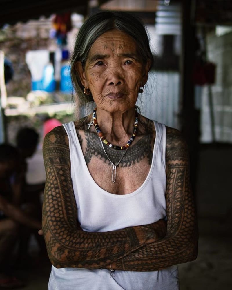 Whang-od je legendární tatérka, zřejmě poslední zástupce filipínské tradice Batok