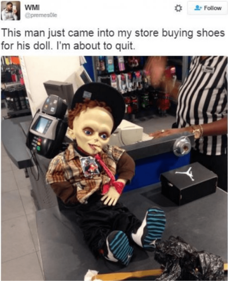 A do obchodu přijde muž, co vybírá boty pro svojí panenku...